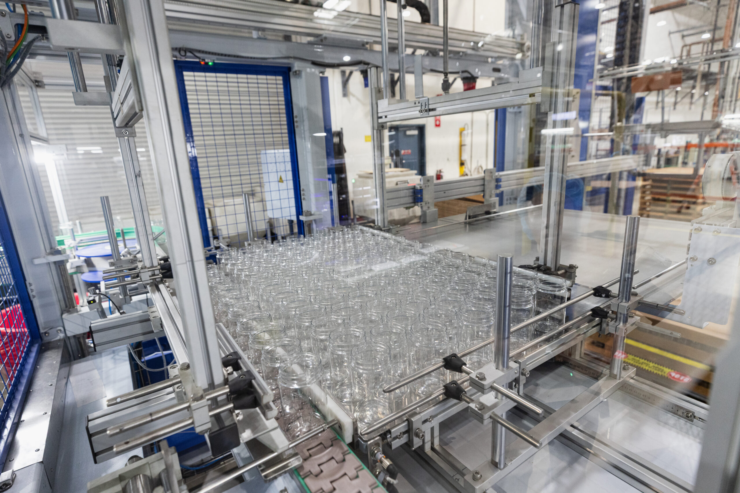 The high-precision wide-mouth PET jar production line at the Plascene factory helps reduce labeling defect rates.